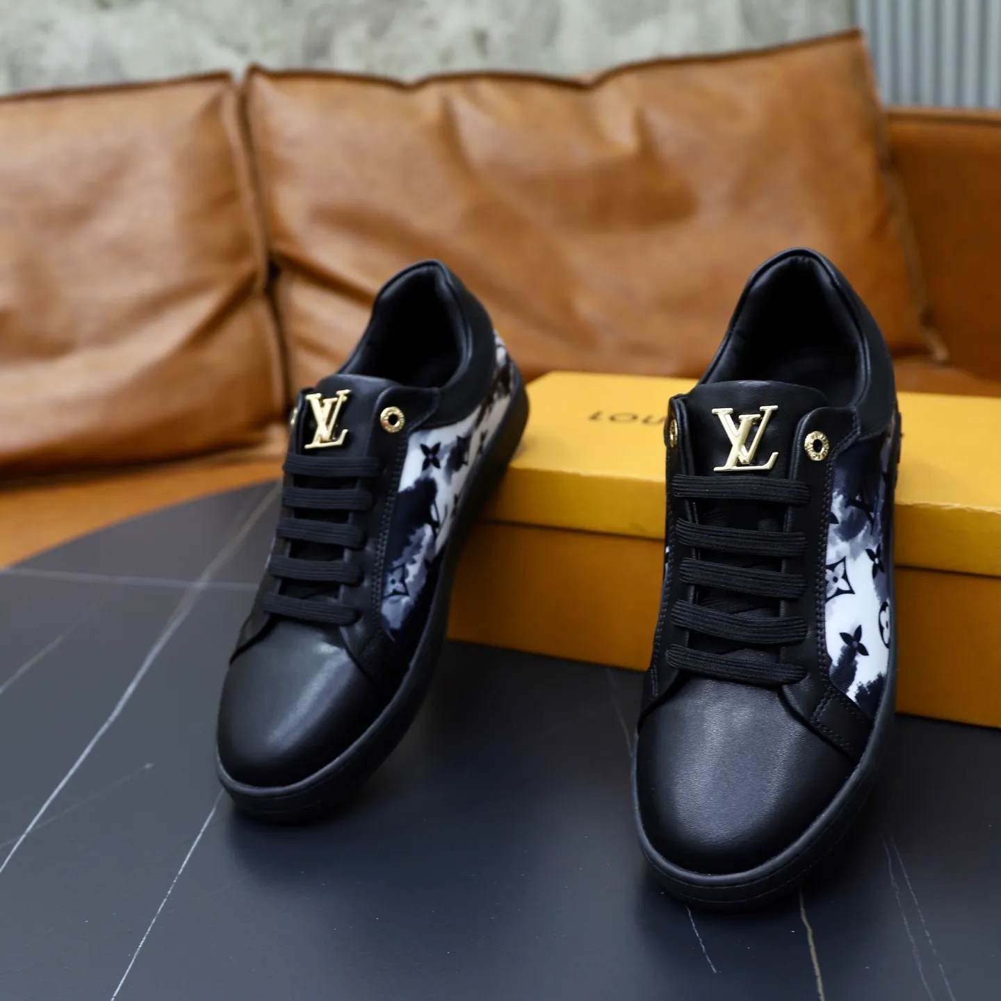 Ex-factory price: 400💰🙅‍♂️🙅‍♂️🙅‍♂️ Brand: LV Louis Vuitton Standard code: 38-44 (45 customized) Grade: Same as the official website Material: Original material splicing Comfortable and breathable lining Lightweight and wear-resistant sports outsole Style category: Men's fashionable casual shoes Running sneakers Distinguished luxury brand elements Top luxury Color: actual picture color